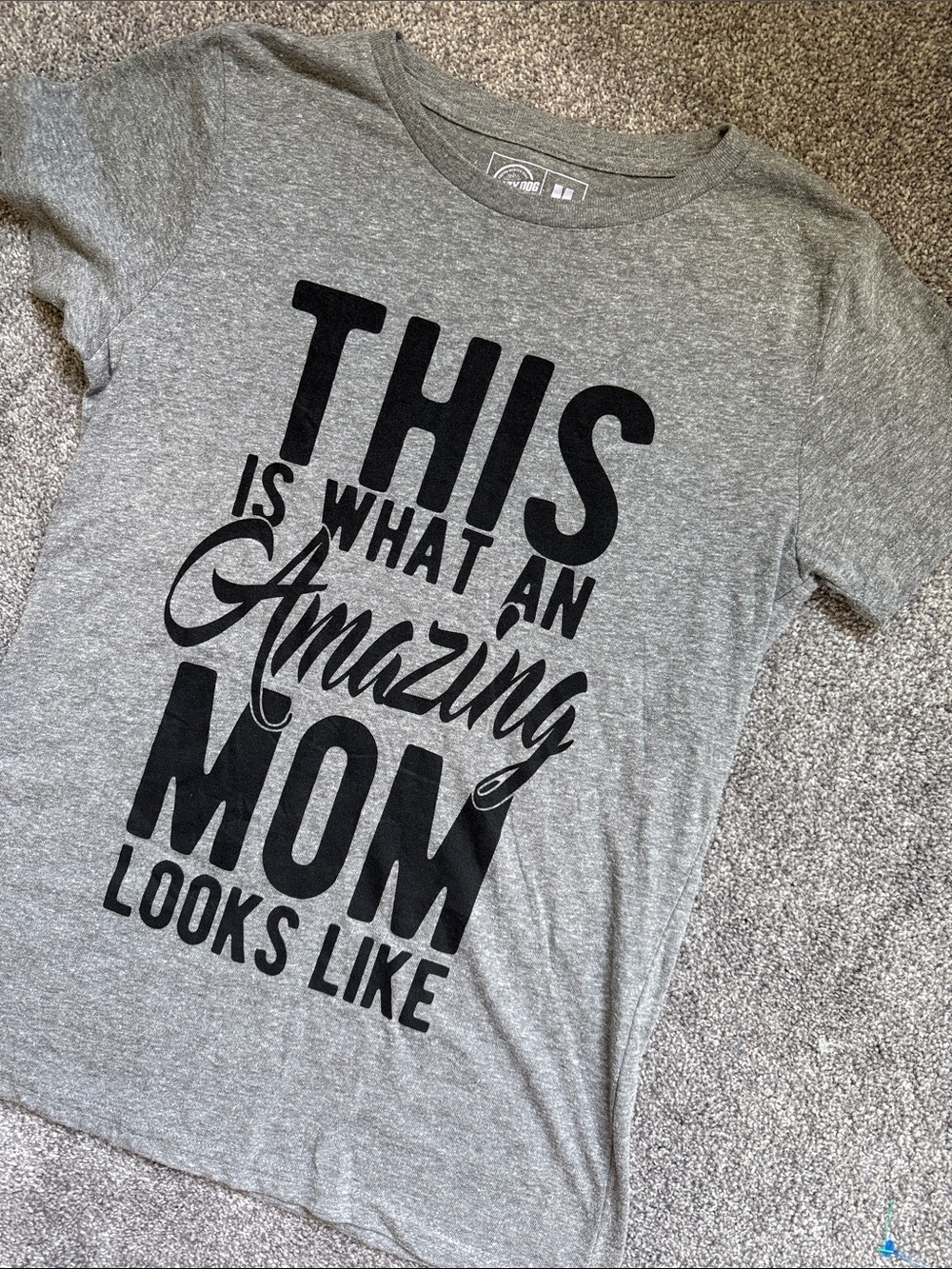 Gray 'Amazing Mom' Graphic Tee for Kids